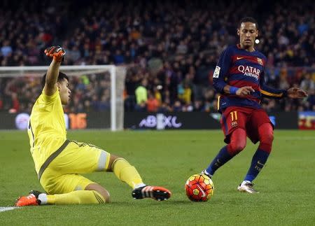 Football Soccer - Barcelona v Real Sociedad - Spanish Liga BBVA - Camp Nou, Barcelona, Spain - 28/11/15 Barcelona's Neymar and Real Sociedad's goalkeeper Geronimo Rulli in action REUTERS/Albert Gea