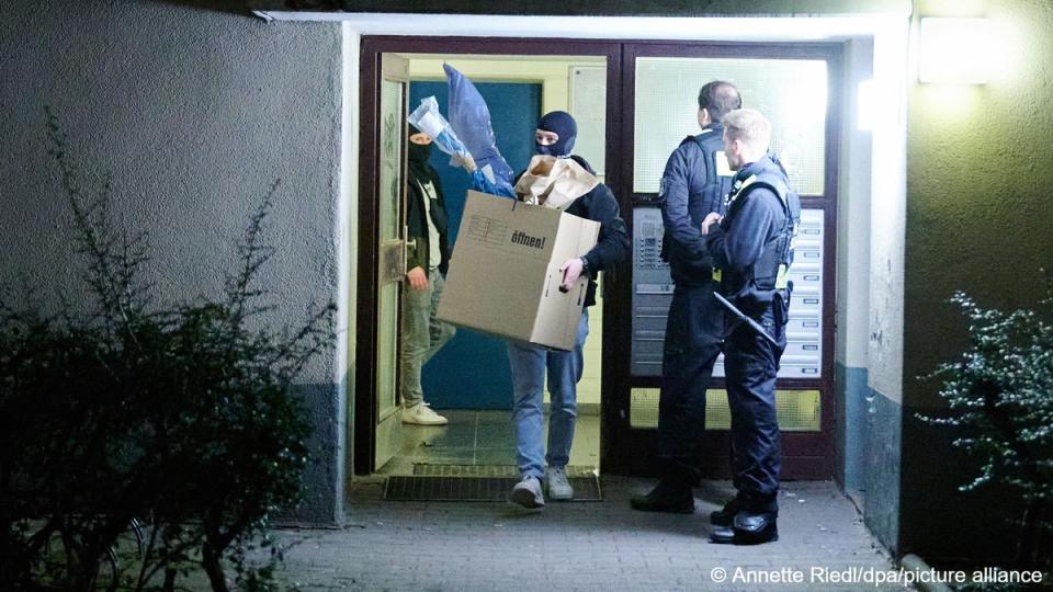 德國警方表示，於柯萊特的公寓中搜索到一把卡拉什尼科夫自動步槍、一個火箭筒、一把東歐式手槍、德國製造的手槍，以及大量子彈。   圖 : 翻攝自X