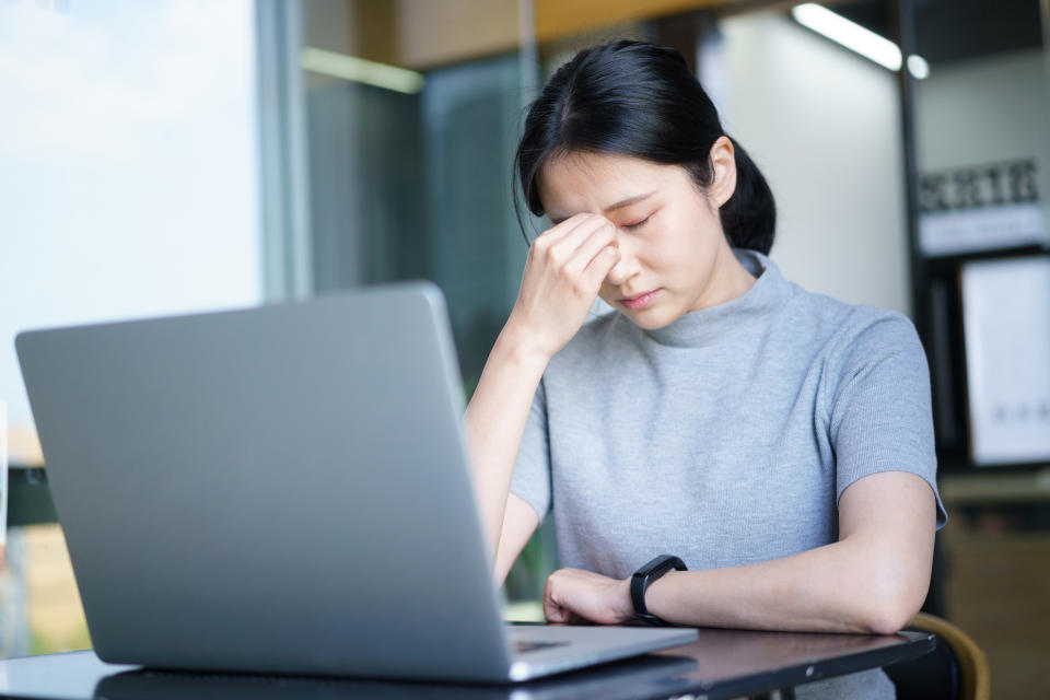 有網友感歎，因為大部分薪水都花在一家三口的生活支出上，所以26歲了還沒出國過，掀起許多討論。（示意圖，非圖片當事人。圖片來源：Getty Creative）