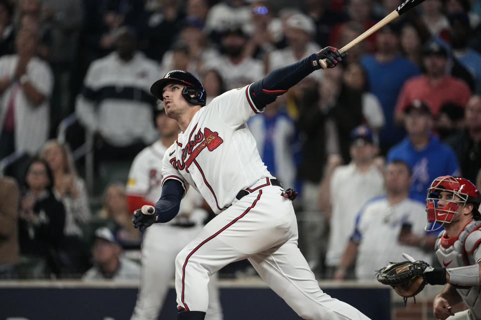 Austin Riley de los Bravos de Atlanta conecta un jonrón de dos carreras en la octava entrada del encuentro ante los Filis de Filadelfia en el juego 2 de la Serie Divisional de la Liga Nacional el lunes 9 de octubre del 2023. (AP Foto/John Bazemore)