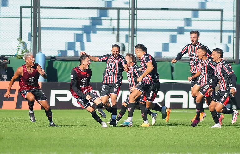 Festeja Chacarita, con Fernando Brandán en el centro de la escena; el futbolista agredido en febrero tuvo desquite y convirtió el último penal para la clasificación del Funebrero para los dieciseisavos de final de la Copa Argentina.