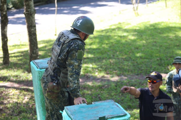 特訓中心教官嚴格指導突擊兵學員攀爬木板牆的姿勢。（軍聞社記者林澤廷攝）