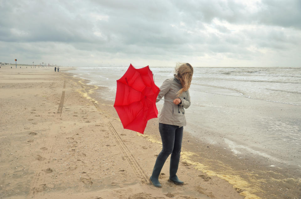 Windjacke statt Badeklamotten: Im Norden steht in den kommenden Tagen laut Egerer kühles und windiges Schauerwetter ins Haus (Bild: Getty Images)