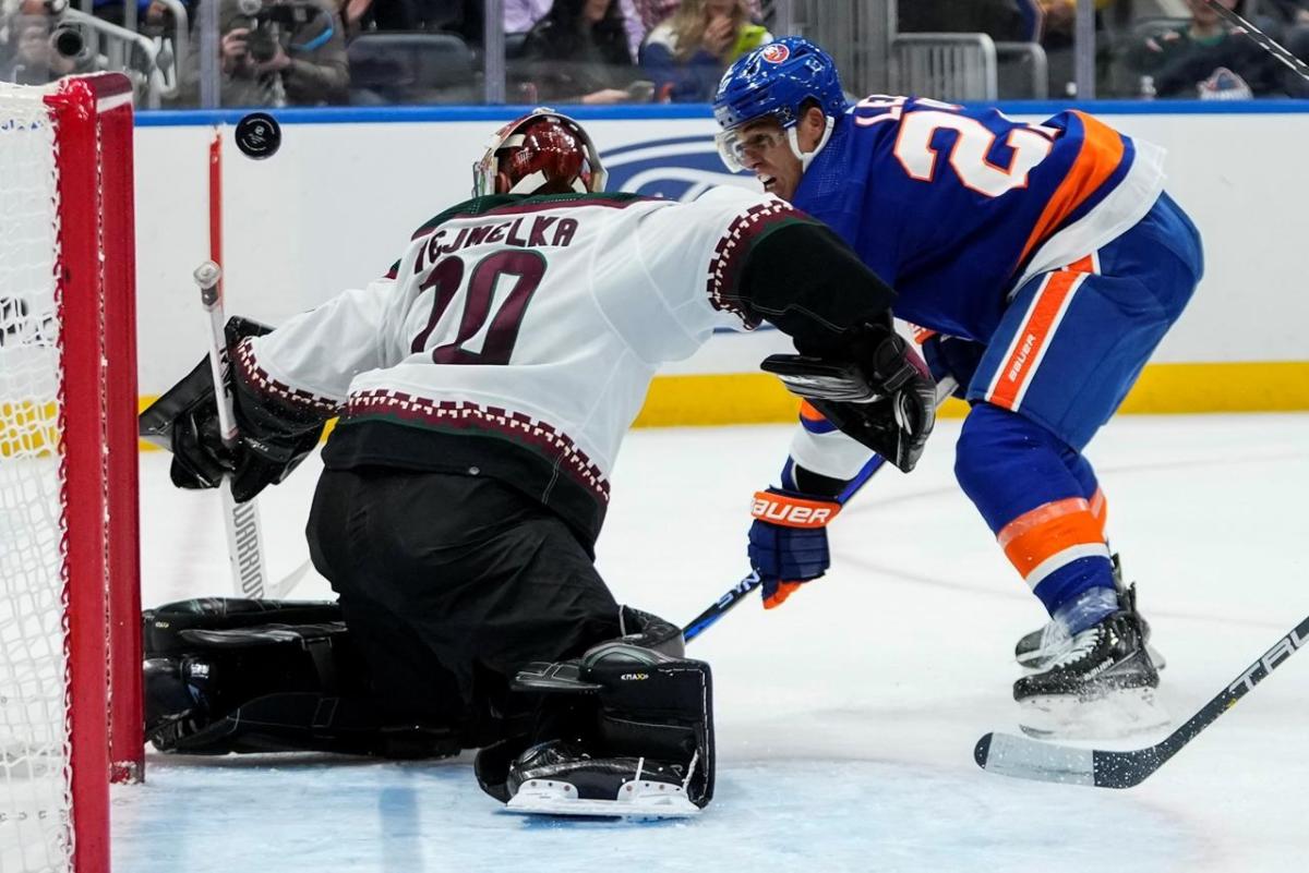 Avalanche use big 2nd period, rally for 4-1 win over winless