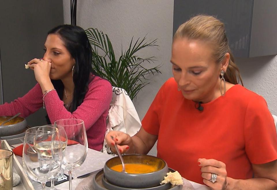 Püreepulver in der Kürbissuppe? Für Esma (links) ist das kein Problem, für Gaby schon. (Bild: RTL)