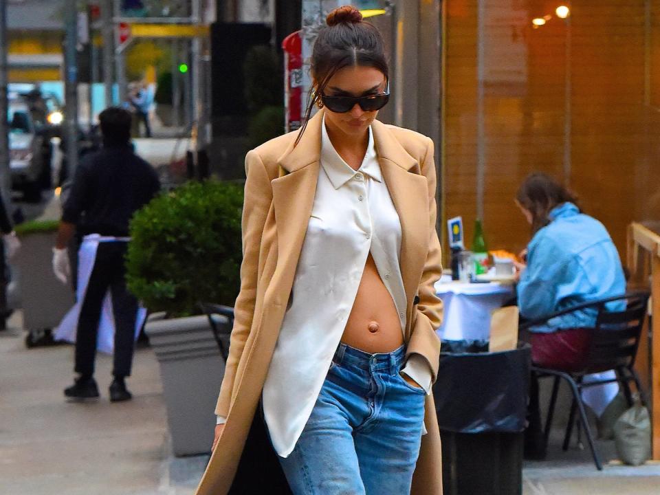 Emily Ratajkowski walking down the street with pregnant belly showing.