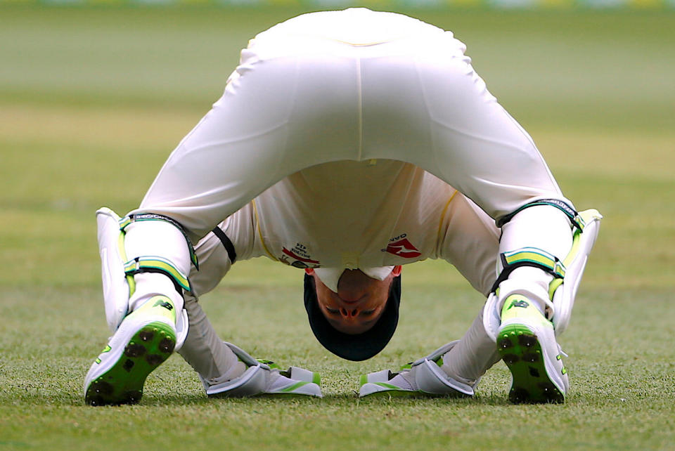 <p>Bei einem von mehreren traditionellen Cricket-Testspielen zwischen Australien und England, die alle zwei Jahre unter dem Namen „The Ashes“ stattfinden, bringt sich der australische Wicket-Keeper Tim Paine – ein Spieler der Feldmannschaft im Cricket – in Stellung. (Bild: REUTERS/David Gray) </p>