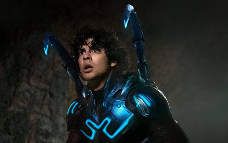 Xolo Maridueña wurde dank "Cobra Kai" zuletzt schon einem breiteren Publikum bekannt, nun spielt er die Hauptrolle in der neuen DC-Comic-Verfilmung "Blue Beetle". (Bild: 2022 Warner Bros. Entertainment Inc./Hopper Stone/SMPSP)