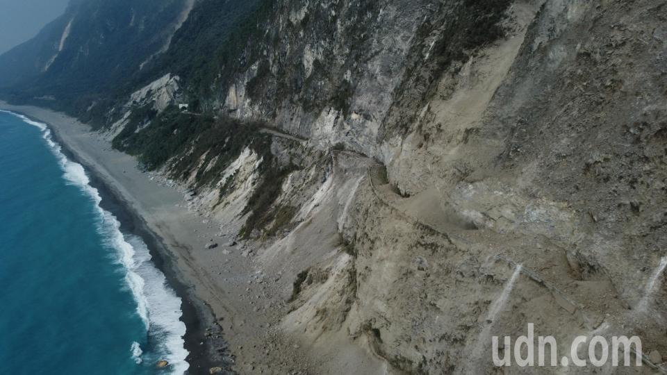 空拍地震後的蘇花公路，匯德隧道外的步道整個被掉落砂石淹沒，從空中鳥瞰十分觸目驚心。記者劉學聖／攝影