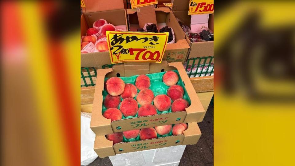 原PO買了10顆水蜜桃與2串葡萄，想帶回台灣和家人分享。（圖 / 翻攝自日本旅遊公社）