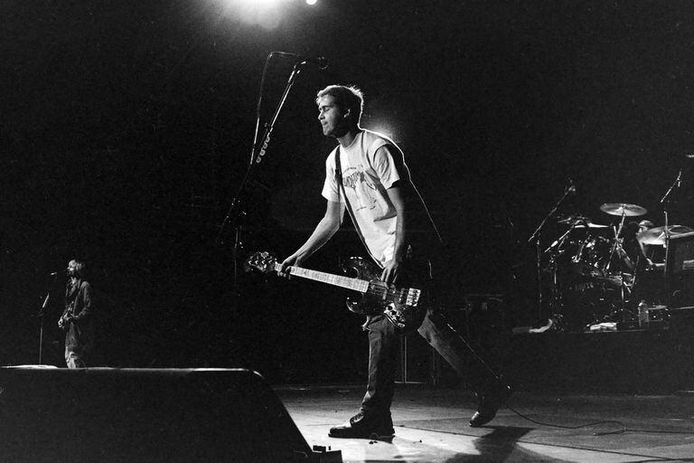 El bajista Krist Novoselic durante el show de Nirvana en Vélez; al fondo, Kurt Cobain