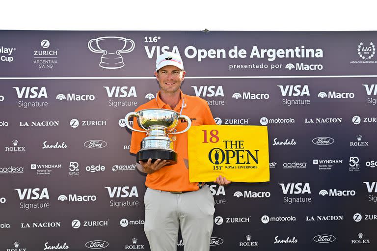 Zack Fischer, con la copa del Abierto y el pasaje al Open