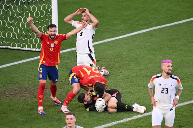 Nacho levanta los brazos luego de que Unai Simón se quedara con la última pelota del partido: España eliminó a Alemania, el local, en la Eurocopa 2024