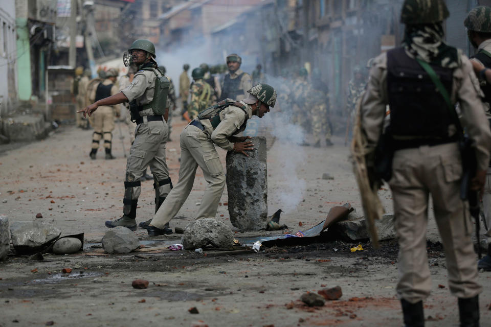 Indian government forces remove road blockades in Kashmir