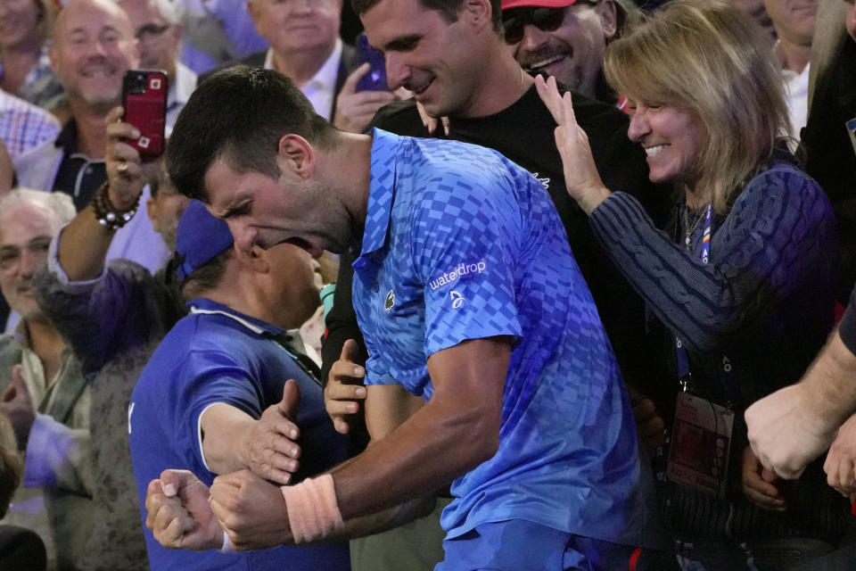 Novak Djokovic celebra en las gradas con su equipo tras derrotar a Stefanos Tsitsipas en la final del Abierto de Australia, el domingo 29 de enero de 2023, en Melbourne. (AP Foto/Aaron Favila)