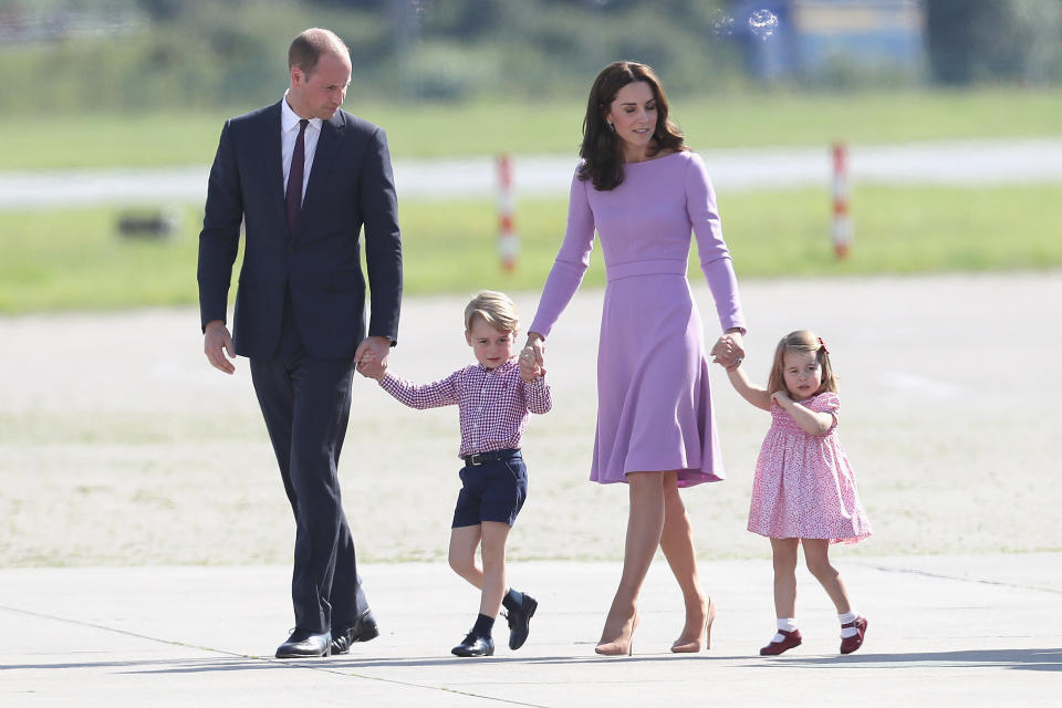 Familienfoto: Wegen eines neuen Gesetzes hat Prinzessin Charlotte als erstes Mädchen Chancen auf den Thron nach ihrem Papa Prinz William und Brüderchen George. (Bild: Getty Images)