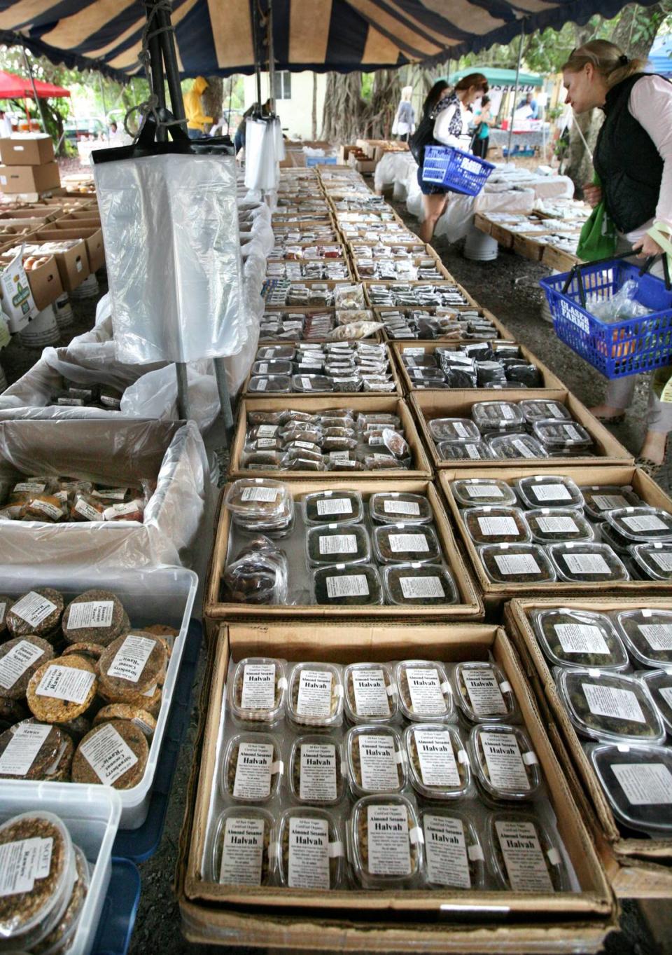 Coconut Grove Organic Farmers Market, operated by organic farmer and food distributor Stan Glaser, brims with hundreds of choices of raw and organic produce and prepared foods.