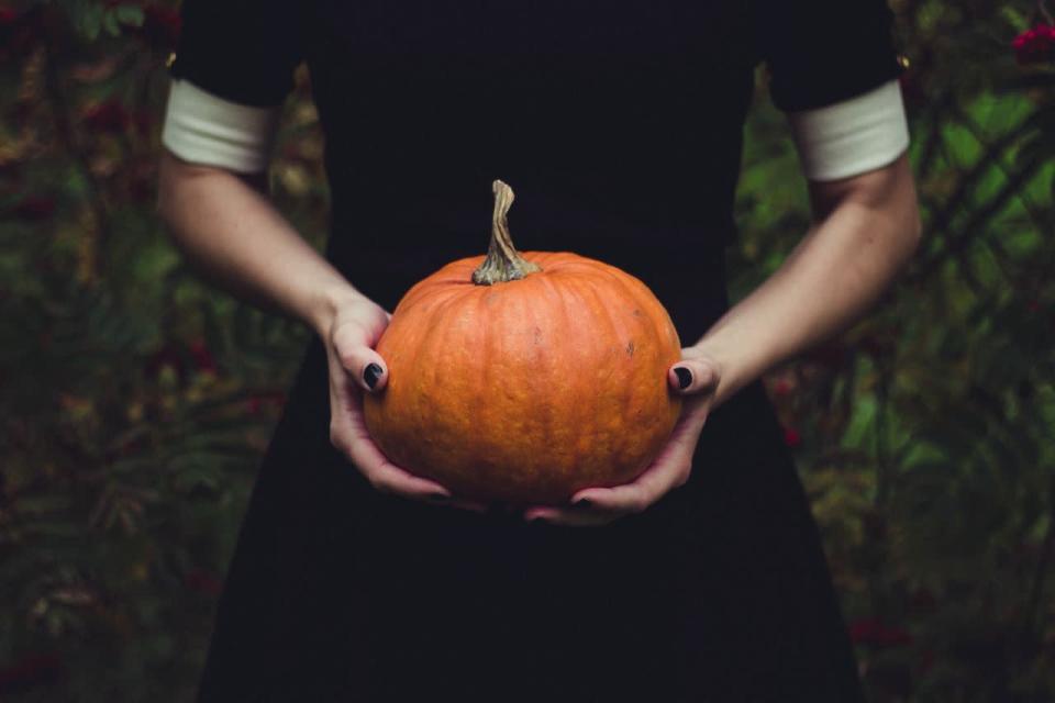 Des sirènes flippantes aux tasses Starbucks : ces costumes Halloween maison vus sur Instagram vont vous donner l'inspiration si vous venez de recevoir une invitation de dernière minute à une soirée d'Halloween.