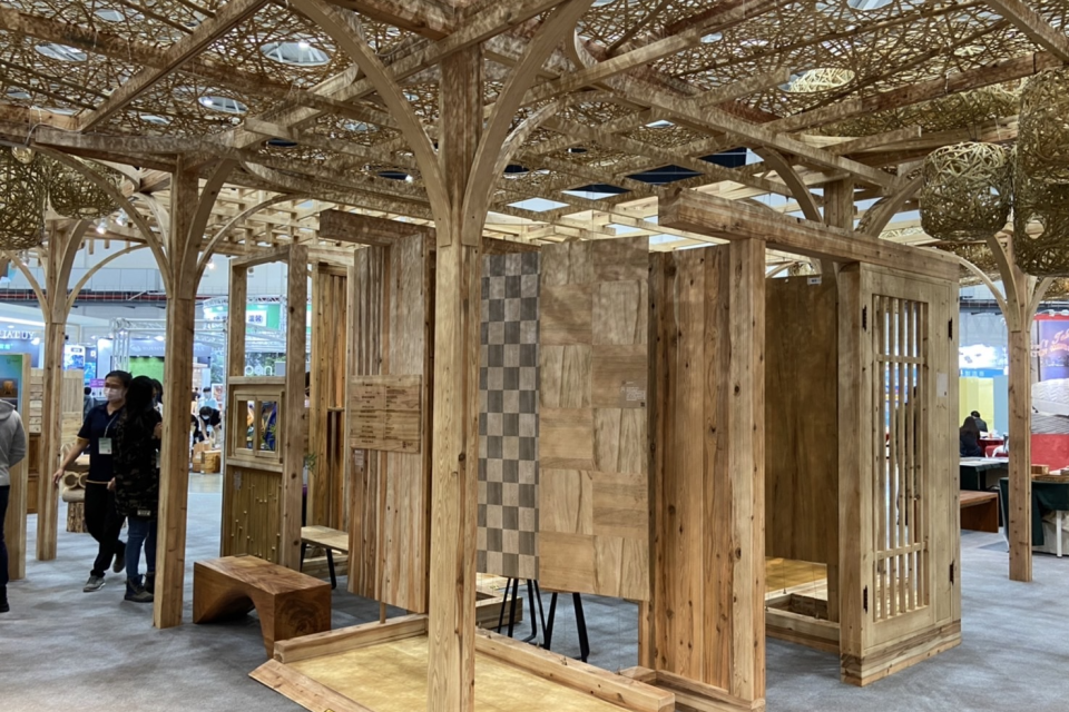 展場使用國產木、竹材打造並呈現林間意象，讓大家能以在林間漫步的輕鬆心情，參觀「國產材臺灣館」。