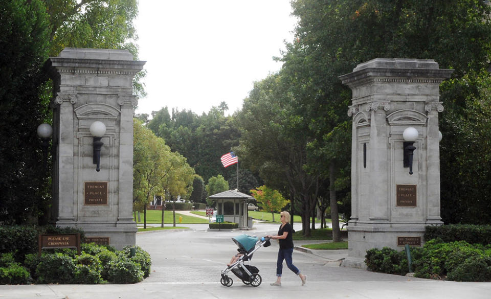 Fremont Place Gate