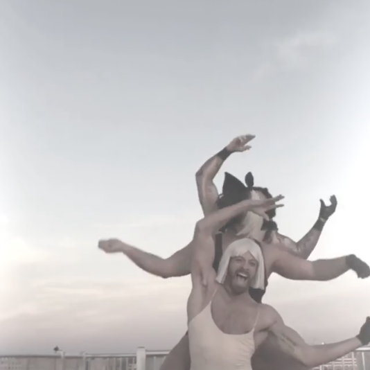 Este divertido entrenador y su poni se vuelven virales por imitar un videoclip de Sia
