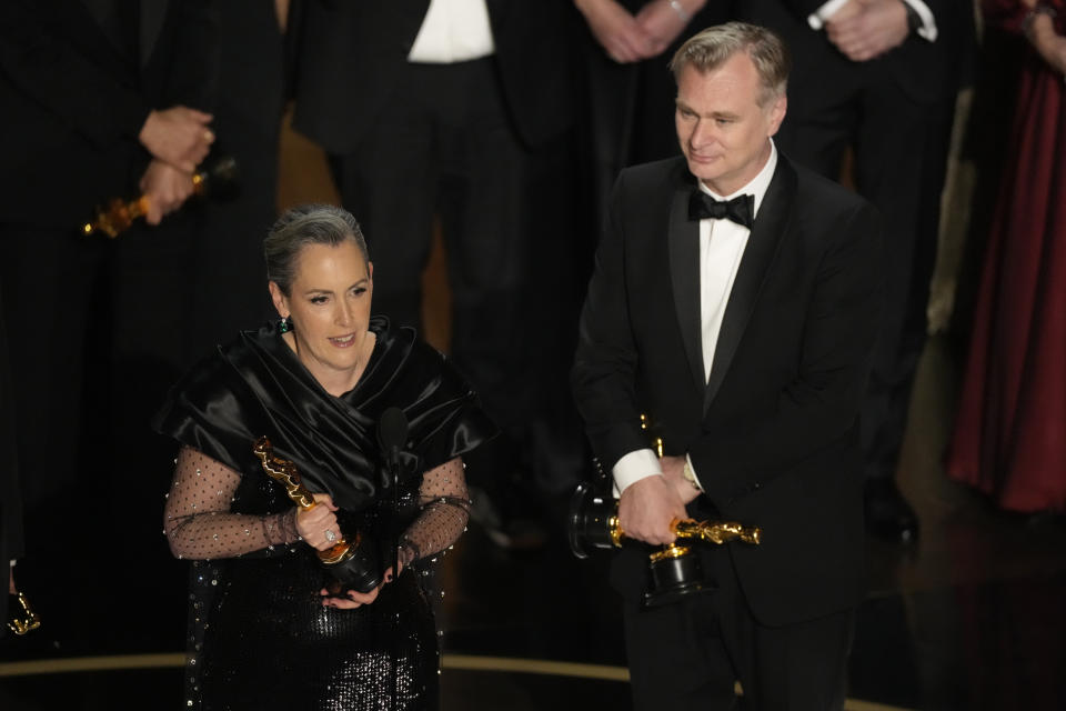 Emma Thomas, izquierda, y Christopher Nolan reciben el premio a mejor película por "Oppenheimer" en los Oscar el domingo 10 de marzo de 2024, en el Teatro Dolby en Los Ángeles. (Foto AP/Chris Pizzello)