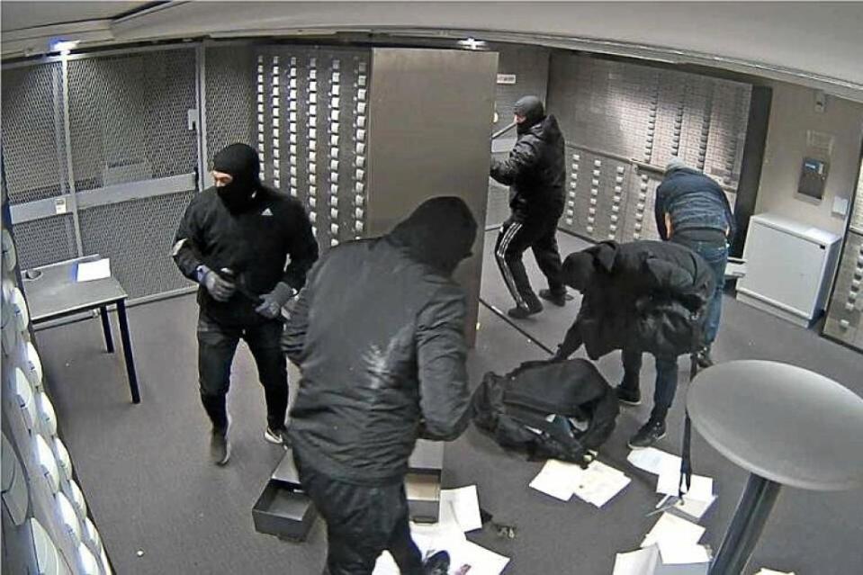 In die Sparkasse in Frohnau wurde eingebrochen. Fotos zeigen die Täter.<span class="copyright">Polizei Berlin</span>