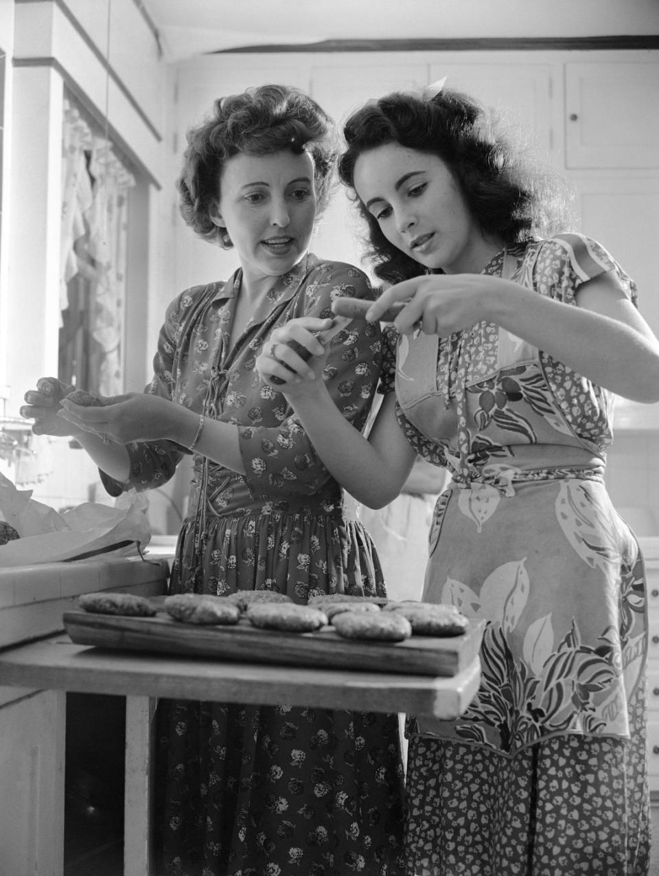 <p>The movie star helps her mother in the kitchen as they prepare hamburgers and hot dogs for a barbecue. </p>