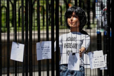 Una escultura de la artista Marilyn Miller representa a un niño inmigrante de tamaño natural separado de la madre por jaulas, en la ciudad de Nueva York., EEUU, 19 de julio de 2018. REUTERS/Brendan McDermid