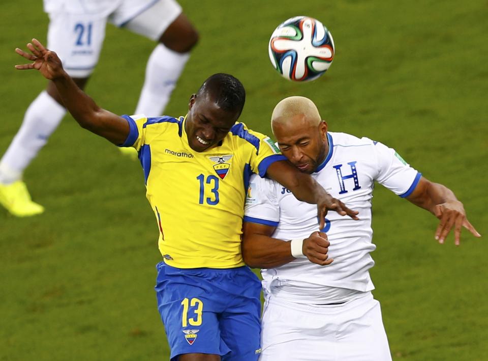 Ecuador's Enner Valencia fights for the ball with Victor Bernardez of Honduras (R) during their 2014 World Cup Group E soccer match at the Baixada arena in Curitiba June 20, 2014. REUTERS/Amr Abdallah Dalsh (BRAZIL - Tags: SOCCER SPORT WORLD CUP)