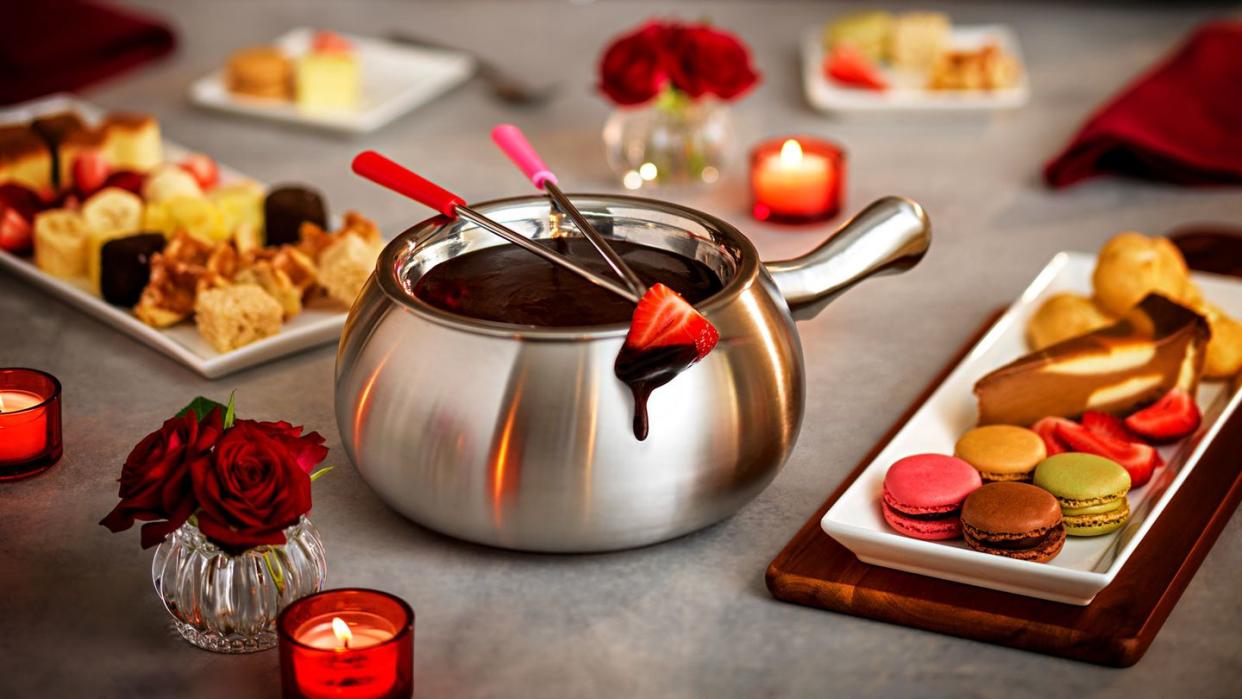 valentines day restaurant specials, melting pot