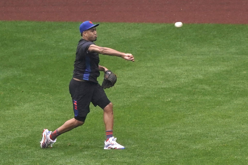 New York Mets relief pitcher Edwin Diaz throws in the outfield after a baseball game against the Atlanta Braves was postponed due to rain, Sunday, May 30, 2021, in New York. (AP Photo/Kathy Willens)