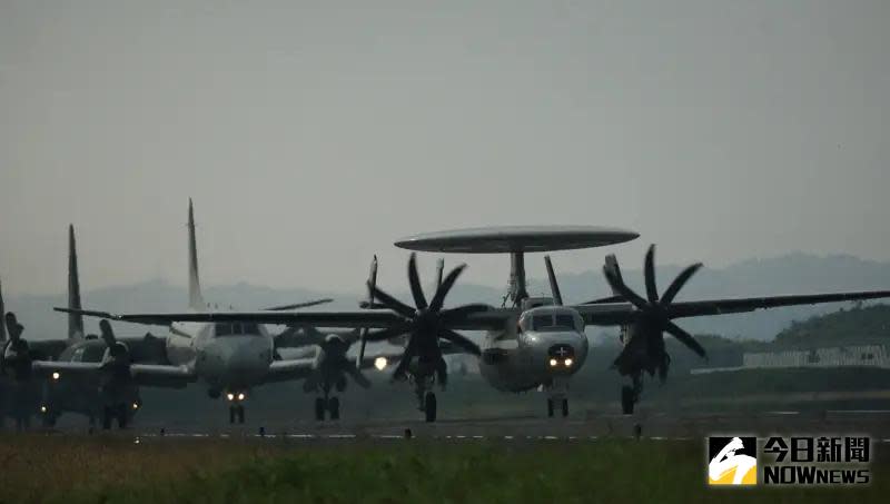 ▲空軍第六混合聯隊E-2K、P-3C、C-130H三型慢速機依序滑行。（圖／記者呂炯昌攝，2024.01.30）