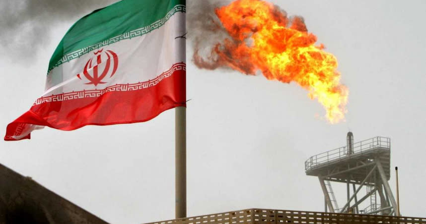 伊朗狂轟美軍基地，油價驚漲4％　（圖／Reuters）