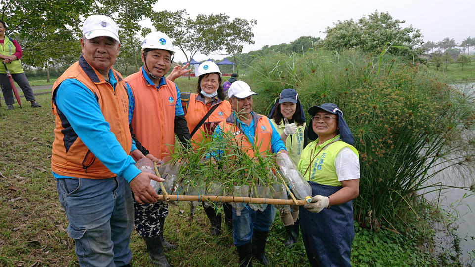 九河局防汛志工大隊邱金仲大隊長進行人工浮島交接下水