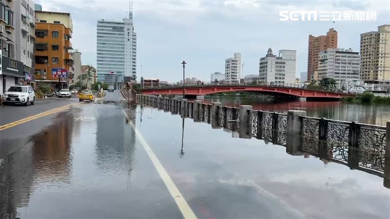 台南安平運河周遭因滿潮積水。（圖／翻攝畫面）