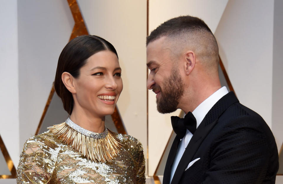 Justin Timberlake and Jessica Biel arrive in the red carpet for the 89th Academy Awards.<em> [Photo: Getty]</em>