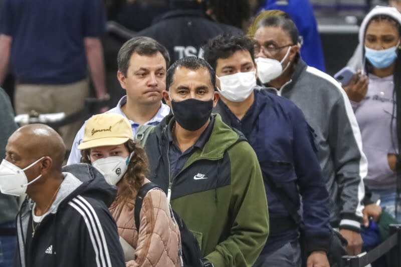 2022年4月，美國喬治亞州哈茨菲爾德-傑克遜亞特蘭大國際機場的乘客。其中也有人沒戴口罩，（美聯社）