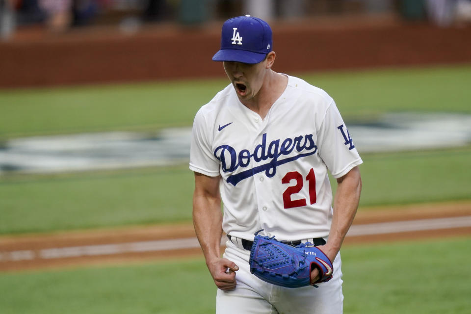 Walker Buehler, abridor de los Dodgers de Los Ángeles, festeja luego de ponchar a Austin Riley, de los Bravos de Atlanta, en el sexto juego de la Serie de Campeonato de la Liga Nacional, disputado el sábado 17 de octubre de 2020, en Arlington, Texas (AP Foto/Eric Gay)