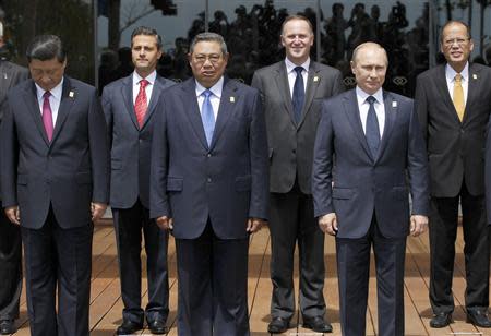 (L-R) China's President Xi Jinping, Mexico's President Enrique Pena Nieto, Indonesia's President Susilo Bambang Yudhoyono, New Zealand's Prime Minister John Key, Russia's President Vladimir Putin and Philippines' President Benigno Aquino arrange themselves for a family photo at the Asia-Pacific Economic Cooperation (APEC) Summit in Nusa Dua on the Indonesian resort island of Bali October 8, 2013. REUTERS/Beawiharta