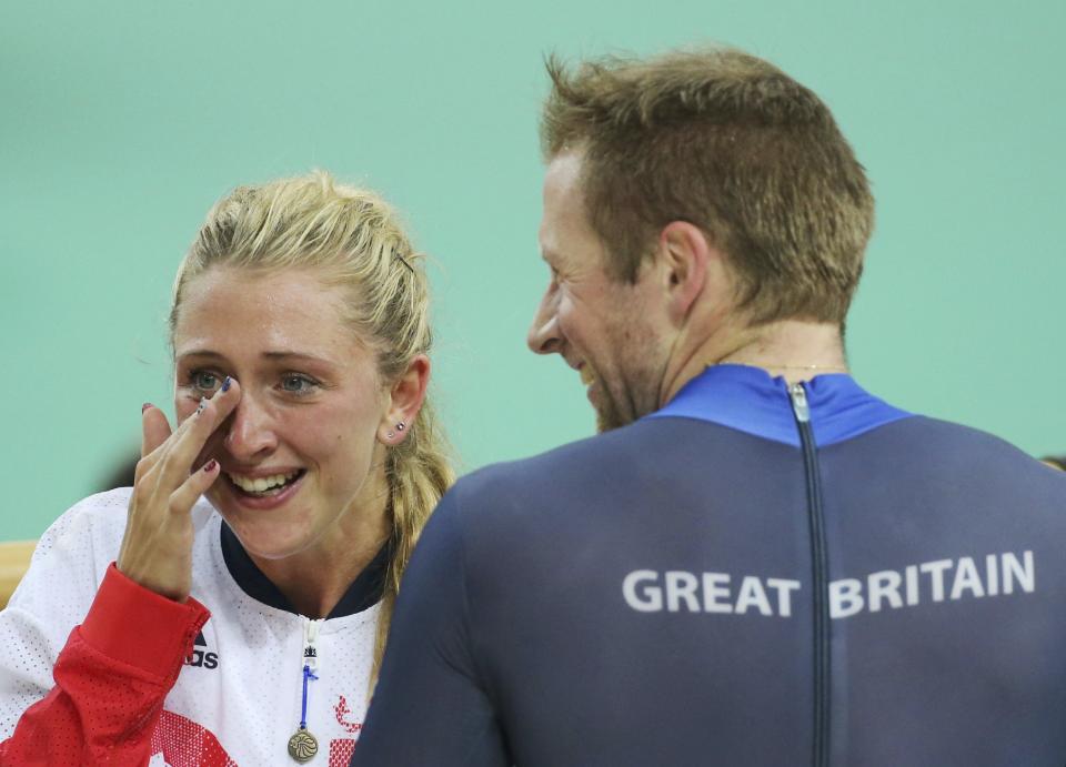 Jason Kenny (GBR) de Gran Bretaña y su entonces novia Laura Kenny reaccionan después de ganar la medalla de oro en la carrera final masculina de Keirin de los Juegos Olímpicos de Rio de Janeiro. (Foto: REUTERS/Eric Gaillard)