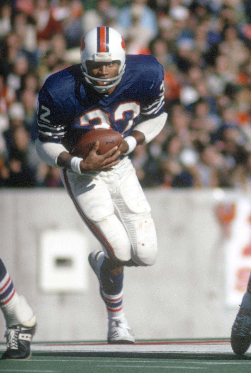 BUFFALO, NY - OCTOBER 3: Running back O.J. Simpson #32 of the Buffalo Bills carries the ball against the Kansas City Chiefs during an NFL football game October 3, 1976 at Rich Stadium in Buffalo, New York. Simpson played for the Bills from 1969-77. (Photo by Focus on Sport/Getty Images)