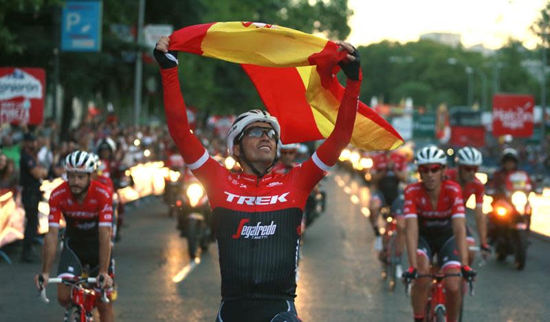 El corredor madrileño del equipo ciclista Trek Alberto Contador alza la bandera de España durante la última etapa de La Vuelta a España./ Foto: EFE