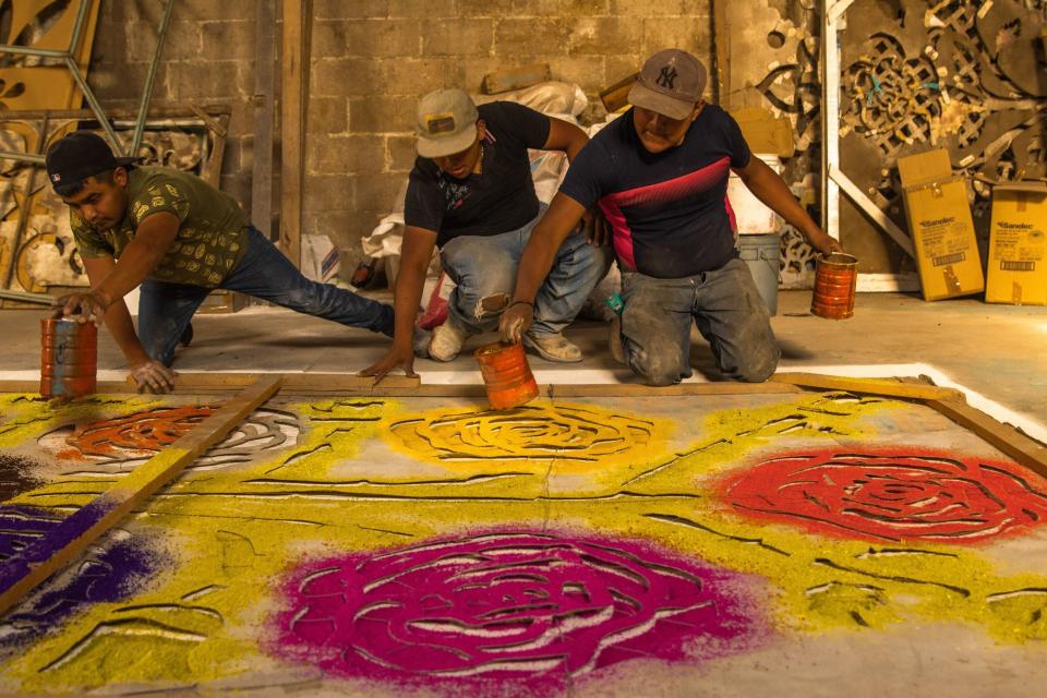 Habitantes del poblado de Tlaxcoapan, Hidalgo, luchan por mantener vigente la llamada "Fiesta de Espigas", para pedir por las lluvias para la cosecha, en esta festividad los pobladores hacen portadas de trigo y tapetes de colores.