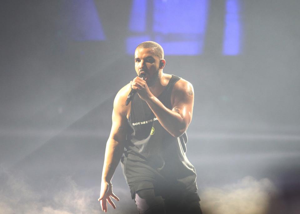 <p>Den Hit des Jahres lieferte niemand geringeres ab als Drake. Zusammen mit Wizkid und Kyla gewann er die Trophäe mit ‘One Dance’. Keiner der drei war vor Ort, um den ECHO entgegenzunehmen. (Foto: WENN) </p>