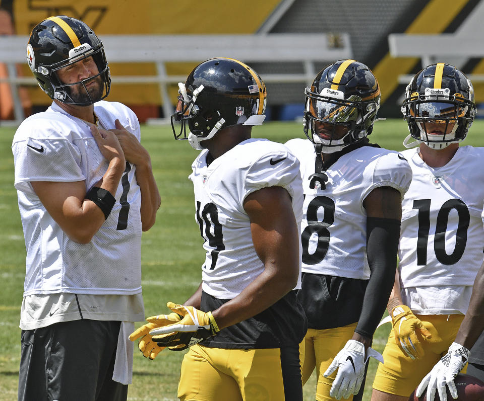 Steelers quarterback Ben Roethlisberger listens to receiver JuJu Smith-Schuster during afternoon practice Tuesday, Aug. 18, 2020, in Pittsburgh. (Peter Diana/Pittsburgh Post-Gazette via AP)