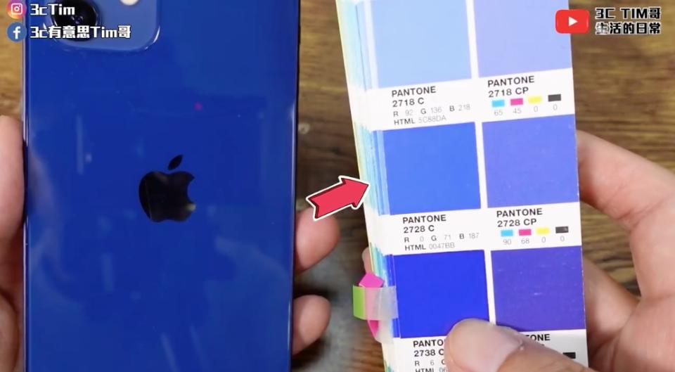 Tim哥拿色票出來確認顏色。（圖／翻攝自3c有意思Tim哥臉書影片）