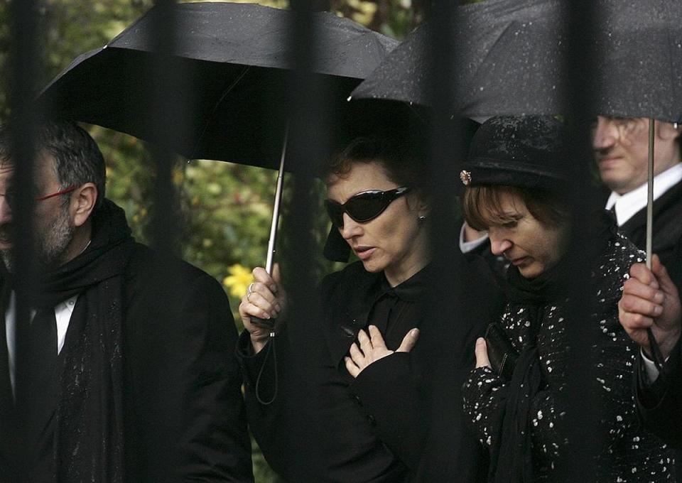 Marina Litvinenko attends the funeral of her husband, former Russian spy Alexander Litvinenko, on 7 December 2006 at Highgate cemetery in London (Getty)