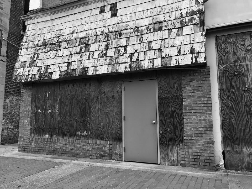 <p>A boarded-up storefront on the main strip in downtown Selma, Ala. (Photo: Holly Bailey/Yahoo News) </p>