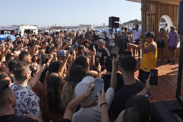 FMK en un concierto sorpresa brindado el último verano en un parador de Playa Grande, en Mar del Plata